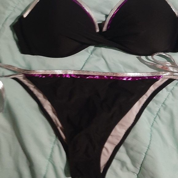 Bikini - Picture 1 of 4